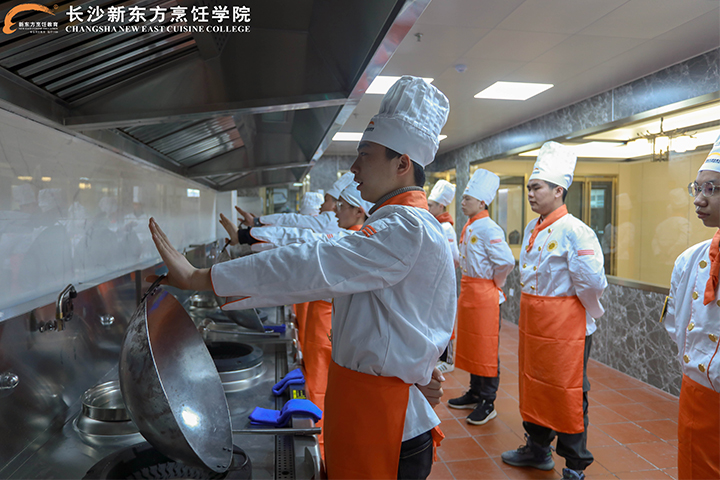 <b>选择新东方烹饪学校厨师专业有什么好处？</b>