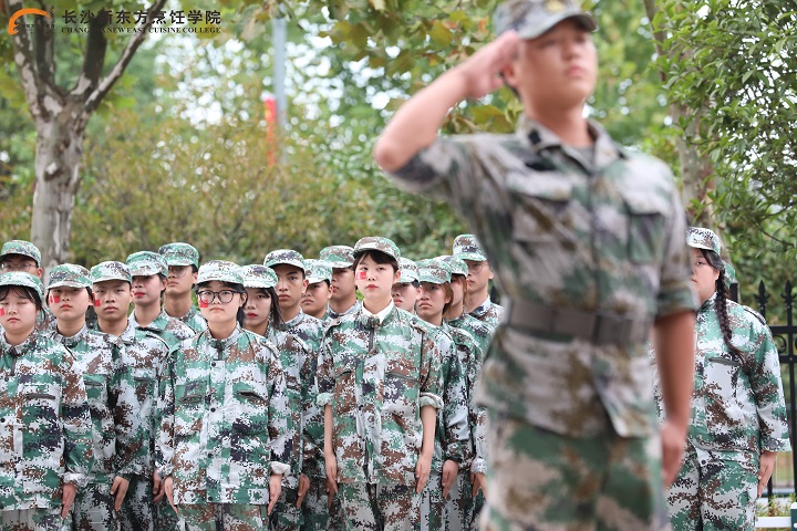 <b>姿态昂扬迎国庆，看长沙新东方新生军训阅兵仪式隆重举行</b>