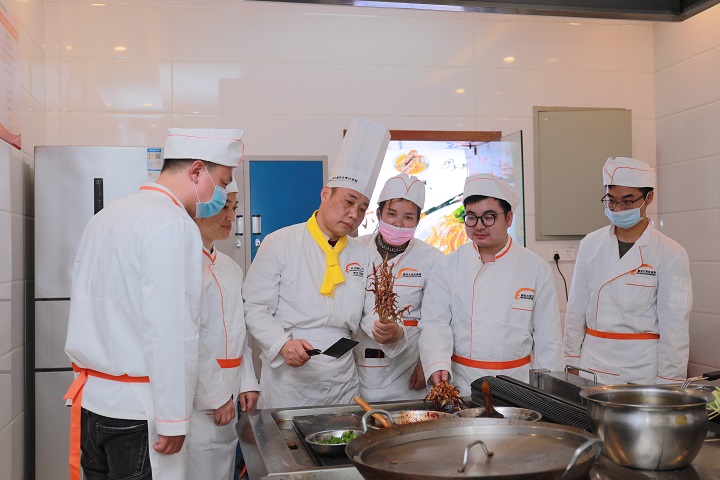 <b>小吃创业培训班，新东方烹饪学校教你整套技术与配方传授！</b>