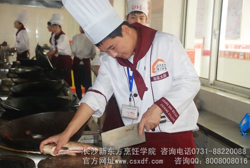 学生在实训教室练习传统湘菜制作