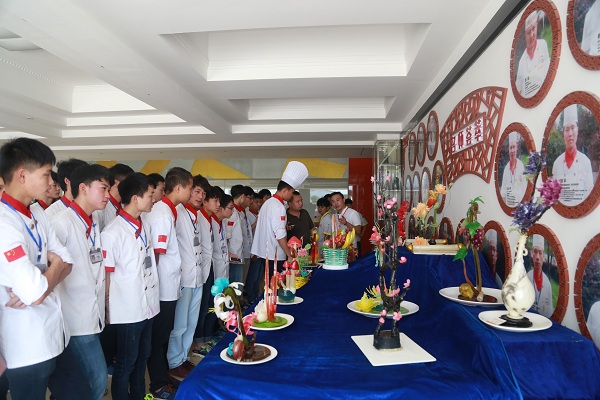 <b><font color='#333333'>糖艺兴趣班学生作品展在华体会体育教学楼大厅举行</font></b>